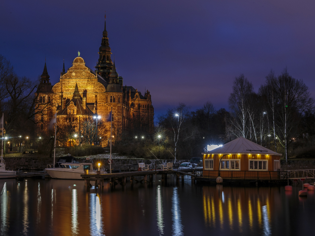 Храм в свете ночных фонарей у причала на реке, Стокгольм. Швеция