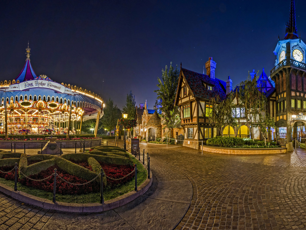 Карусели в гирляндах в парке Диснейленд, Калифорния. США