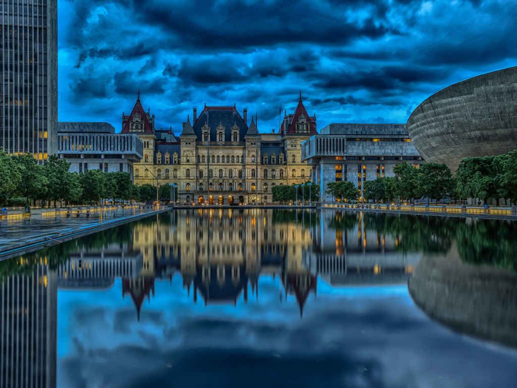 Капитолий штата Нью-Йорк отражается в пруду, Олбани. США 