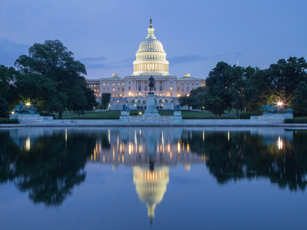 Белый дом отражается в пруду, Вашингтон. США 