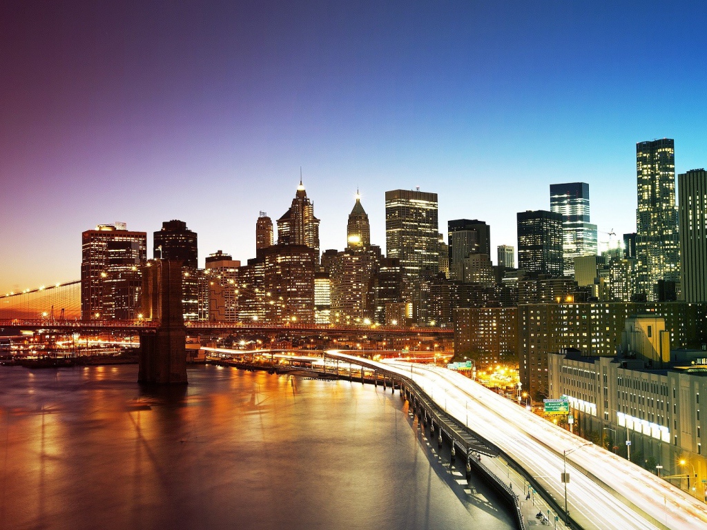 Бруклинский мост и огни ночного города Нью -Йорк 