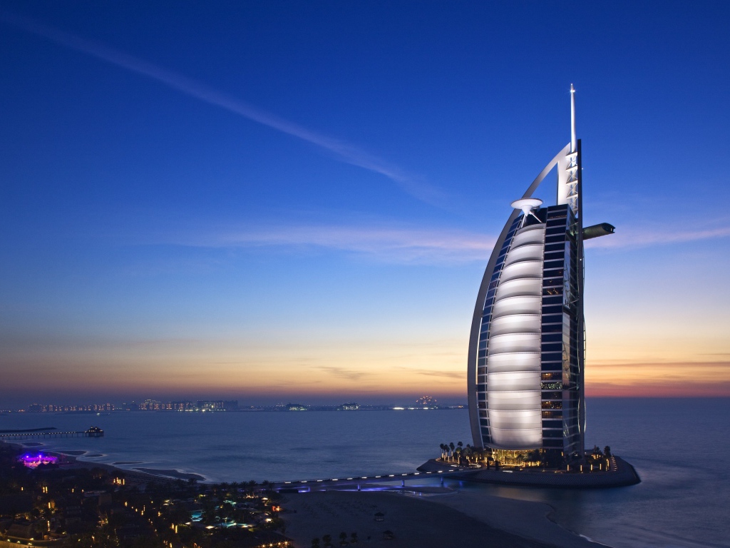 Красивое здание отеля Бурдж Аль Араб, Дубай. ОАЭ