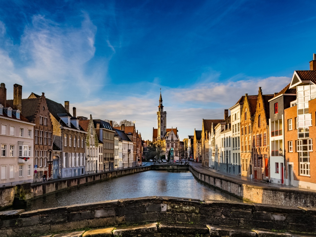 Дома в городе Брюгге на фоне голубого неба, Бельгия 