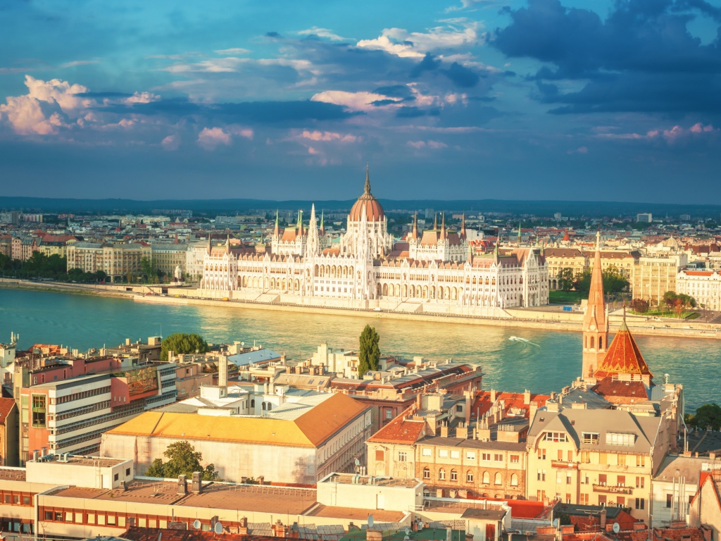 Панорама здания венгерского парламента под красивым небом, Будапешт. Венгрия