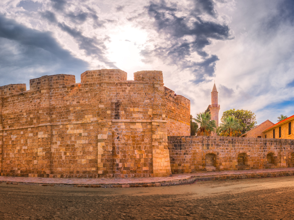 Вид на старинный Ларнакский замок под красивым небом, республика Кипр