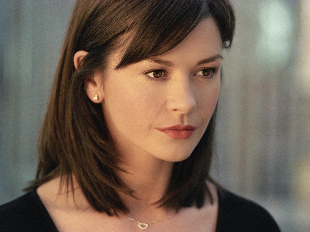 Актриса Кэтрин Зета-Джонс в черном платье 