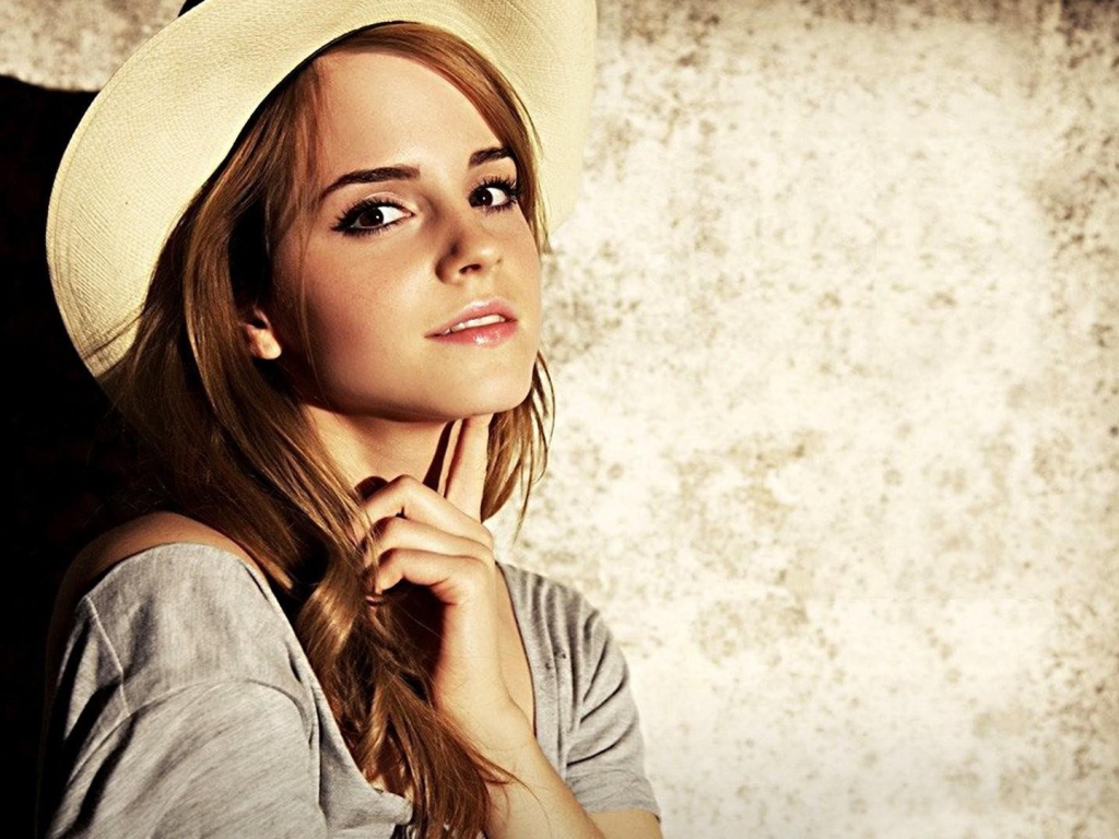 Актриса Эмма Уотсон в шляпе 