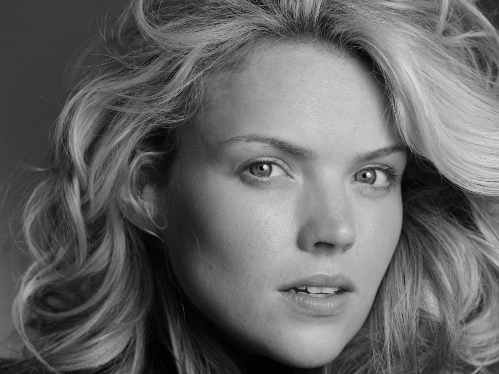 Актриса Эрин Ричардс черно - белое фото