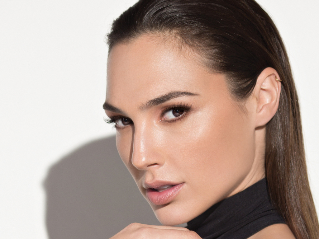 Актриса Галь Гадот, фото на белом фоне 