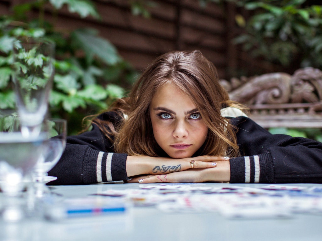 Актриса Кара Делевинь с татуировкой на руке 