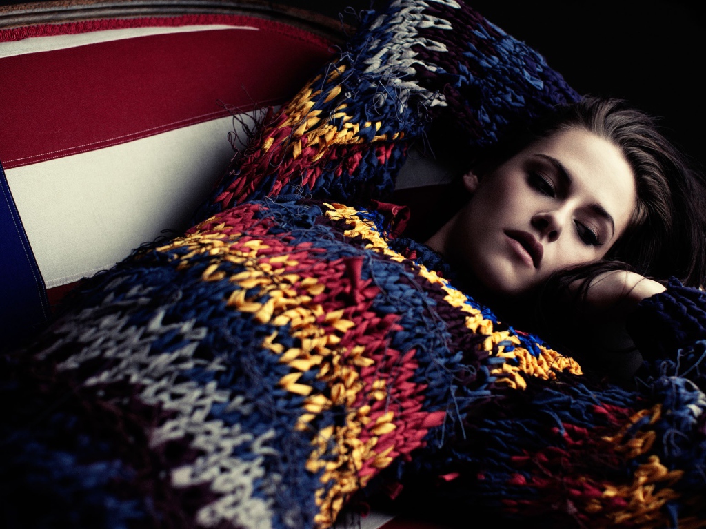 Актриса Кристен Стюарт в цветном свитере 