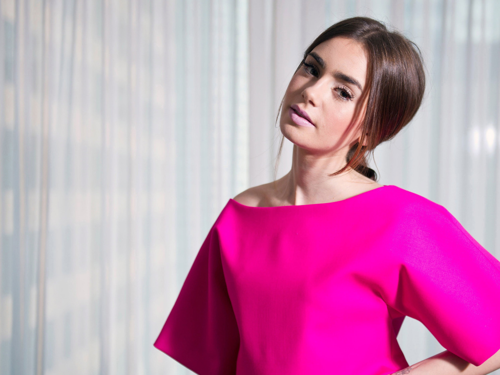 Актриса Лили Коллинз в красивом розовом платье