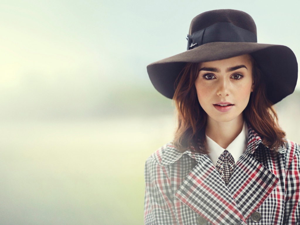 Актриса Лили Коллинз в большой черной шляпе