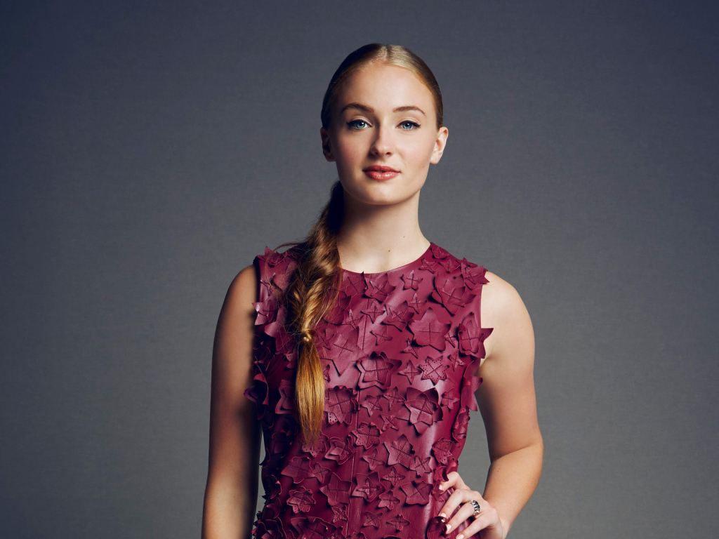 Актриса Софи Тёрнер в красивом платье на сером фоне