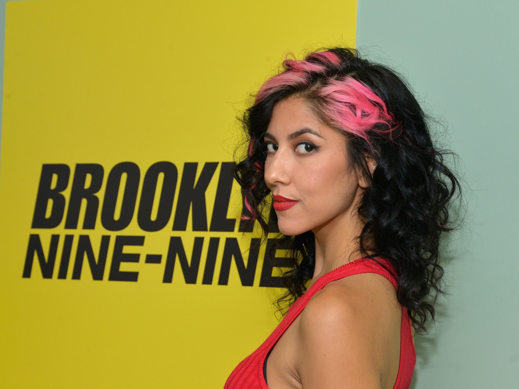 Актриса Стефани Беатрис с черными волосами