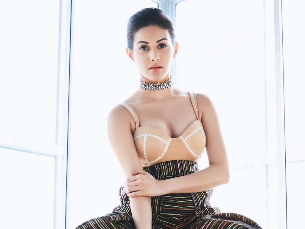 Актриса, модель Эмира Дастур