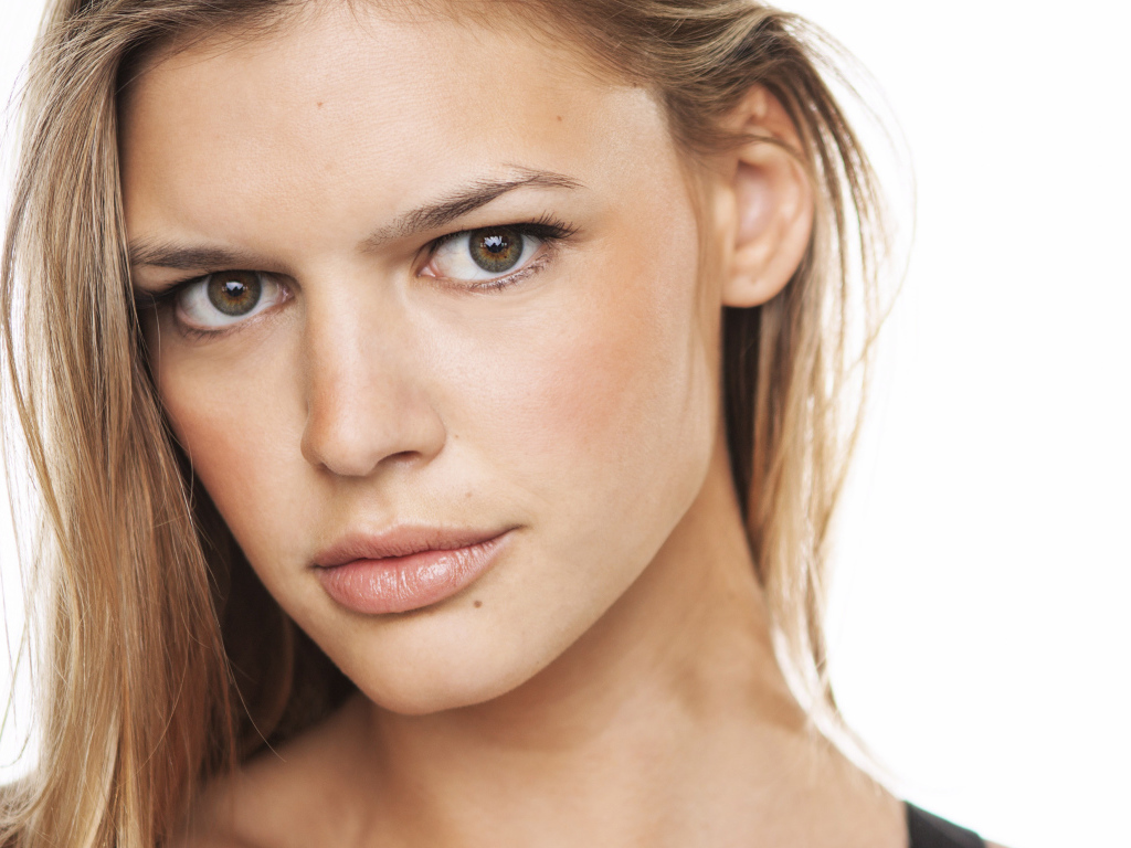 Американская актриса, модель Келли Рорбах фото на белом фоне