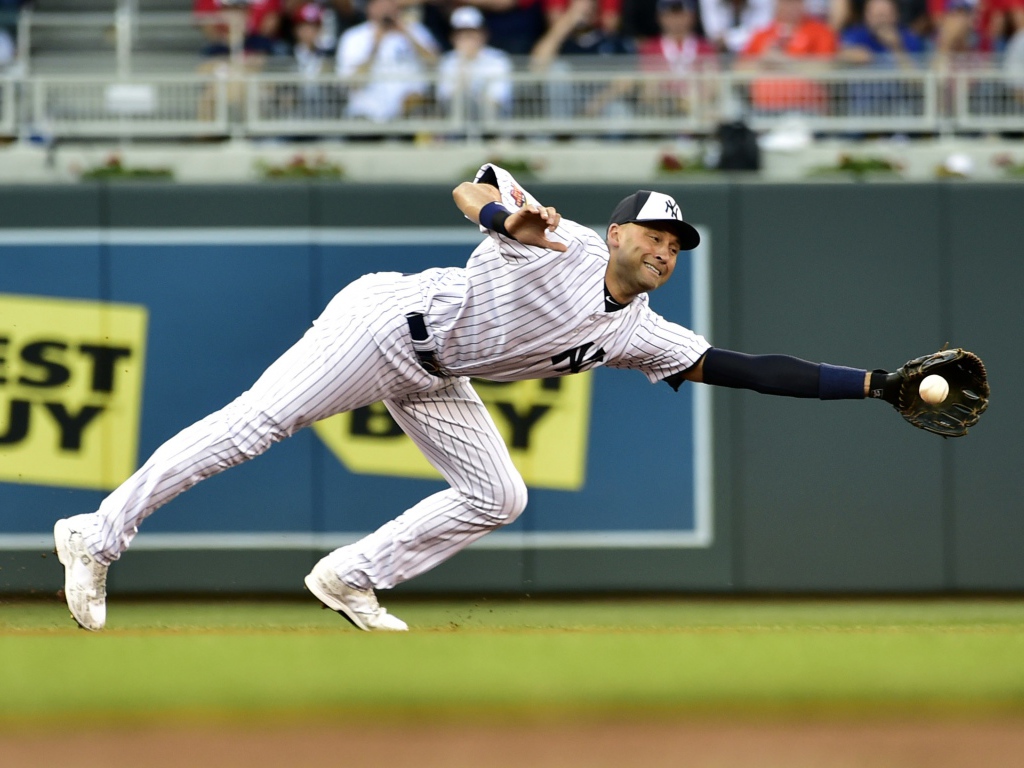 Бейсболист Дерек Джетер ловит мяч 