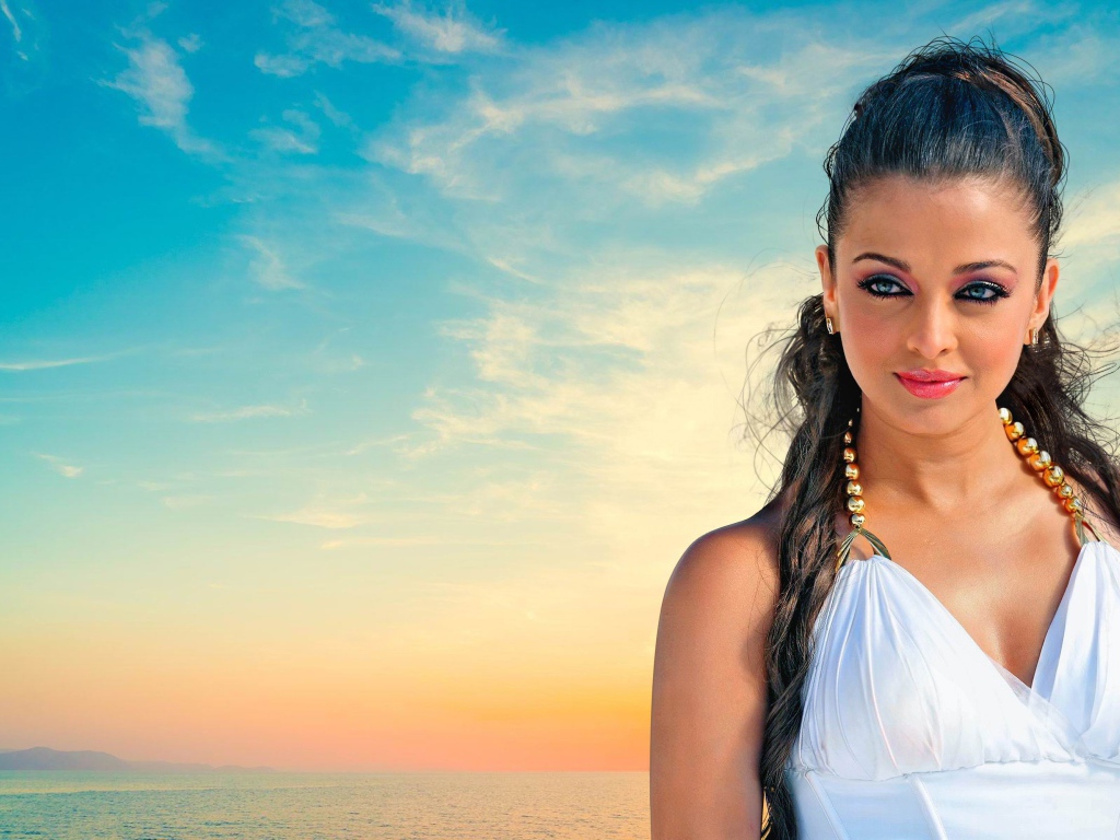 Красивая индийская актриса Айшвария Рай на фоне голубого неба 