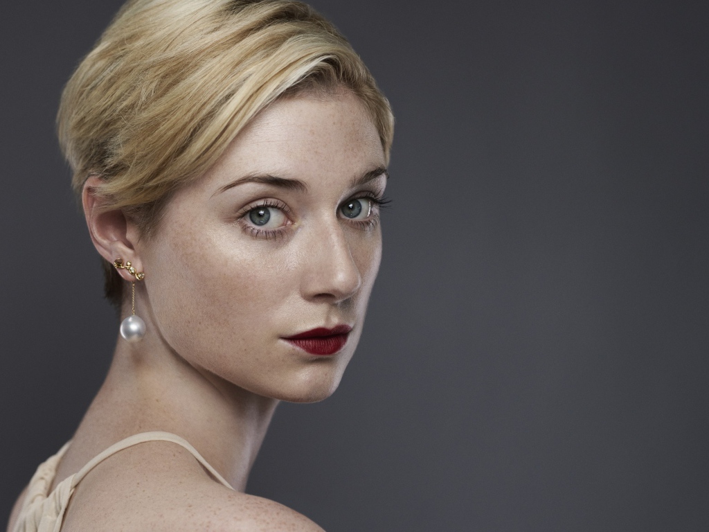 Красивая блондинка актриса Элизабет Дебики, фото на белом фоне