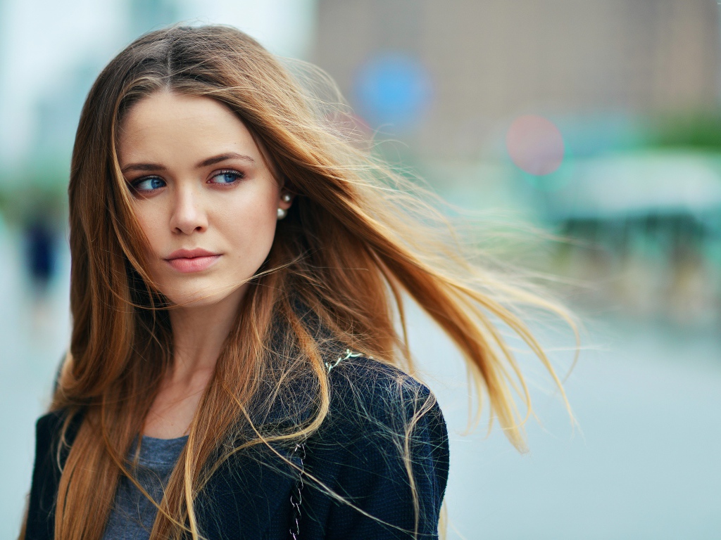 Красивая голубоглазая девушка актриса Кристина Базан