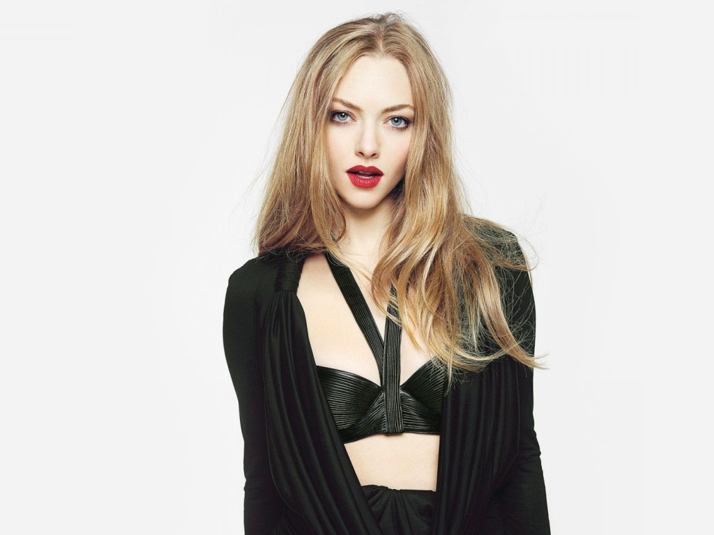 Красивая девушка Аманда Сейфрид, фото на белом фоне 