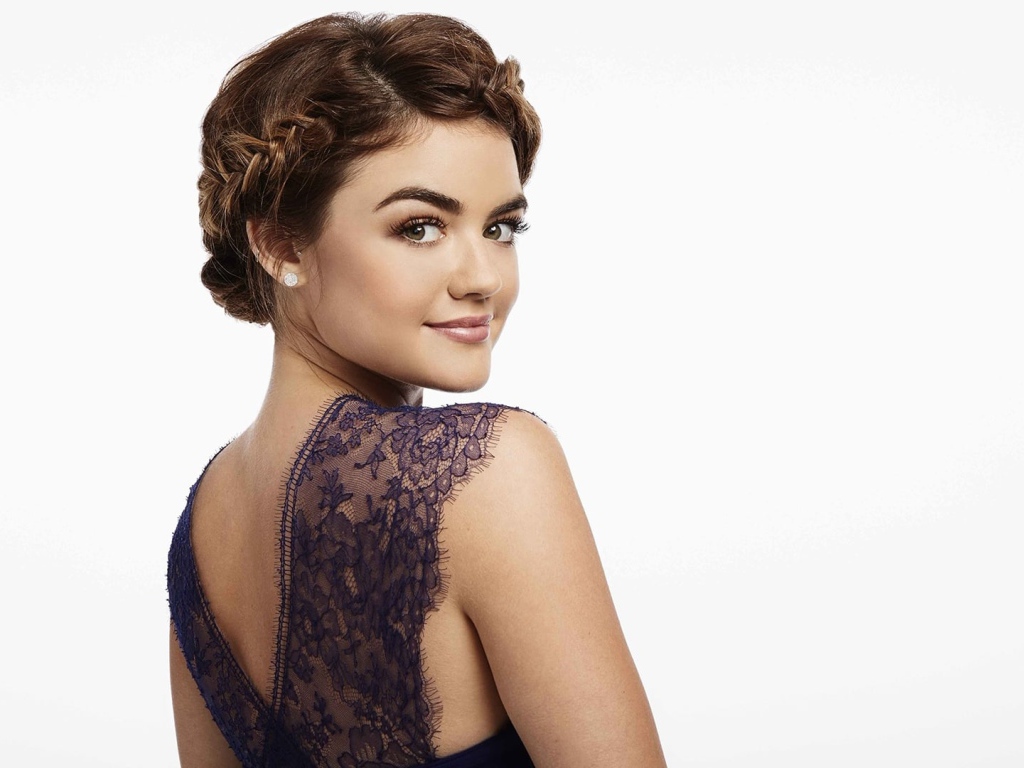 Красивая девушка актриса Люси Хейл 