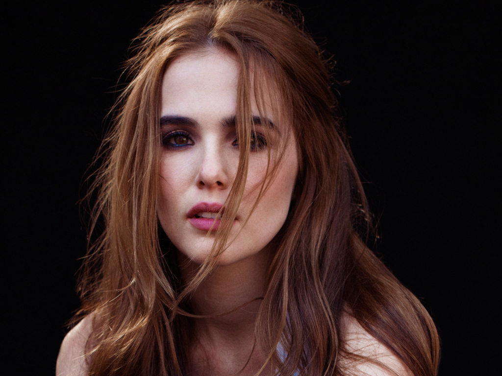 Красивая девушка актриса Зои Дойч, фото на черном фоне