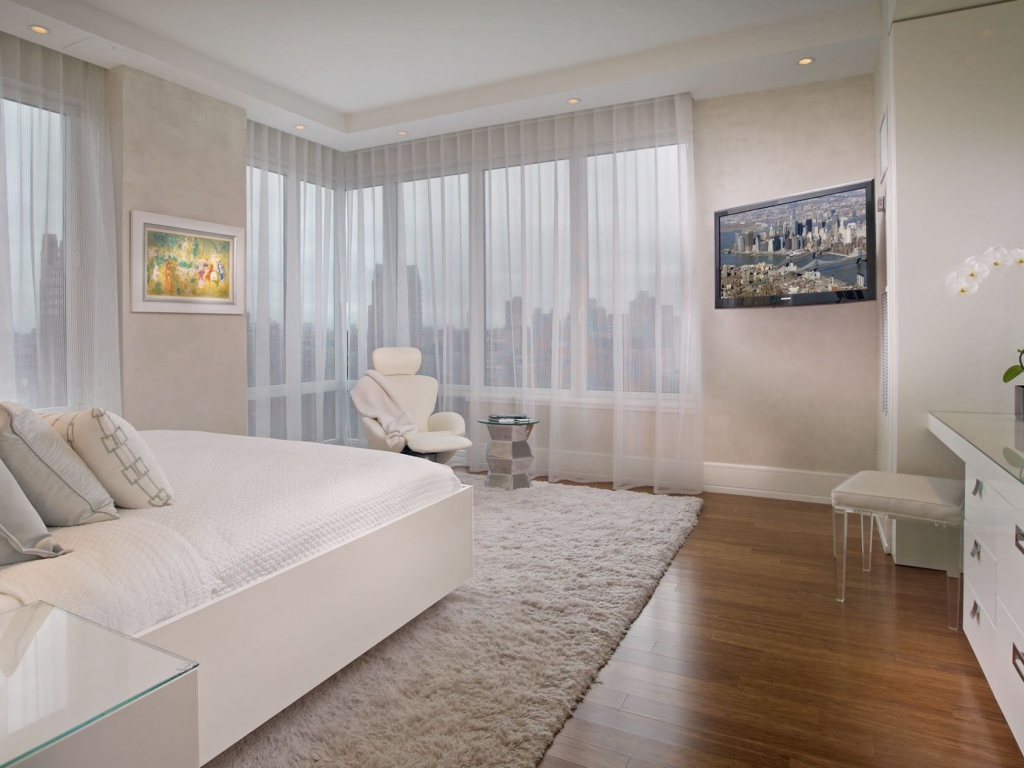 Спальня в белой цветовой гамме с большими окнами 