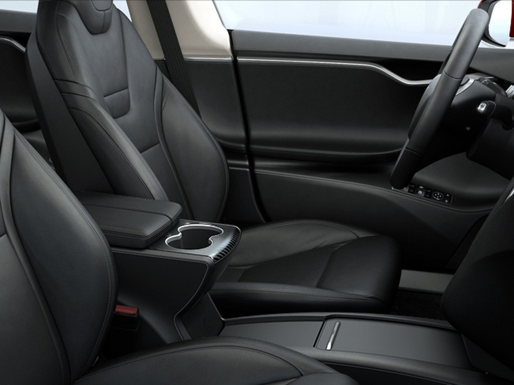Черный кожаный салон электромобиля Tesla Model S 