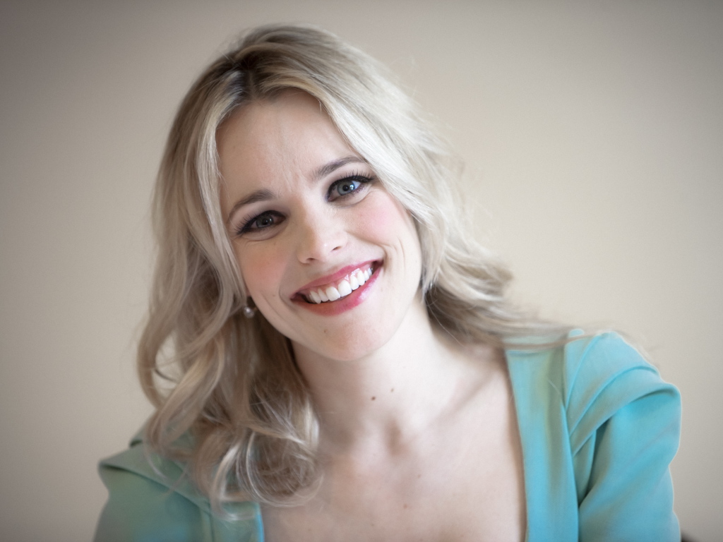 Блондинка с красивой улыбкой актриса Рэйчел Макадамс 