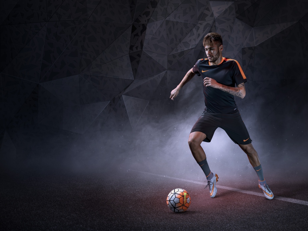 Бразильский футболист Неймар в форме Найк бьет по мячу