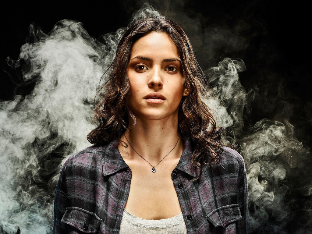 Кареглазая актриса брюнетка Адриа Архона