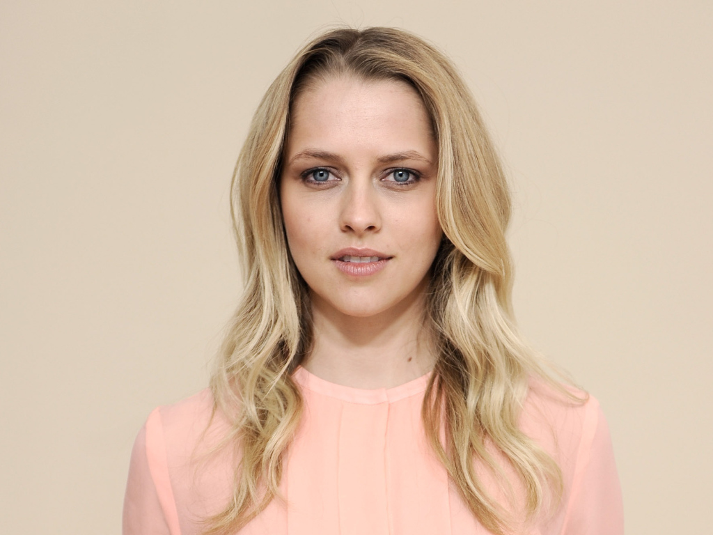 Нежная блондинка актриса Тереза Палмер в розовом платье 