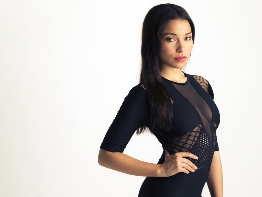 Эффектная актриса в черном платье Джессика Паркер Кеннеди