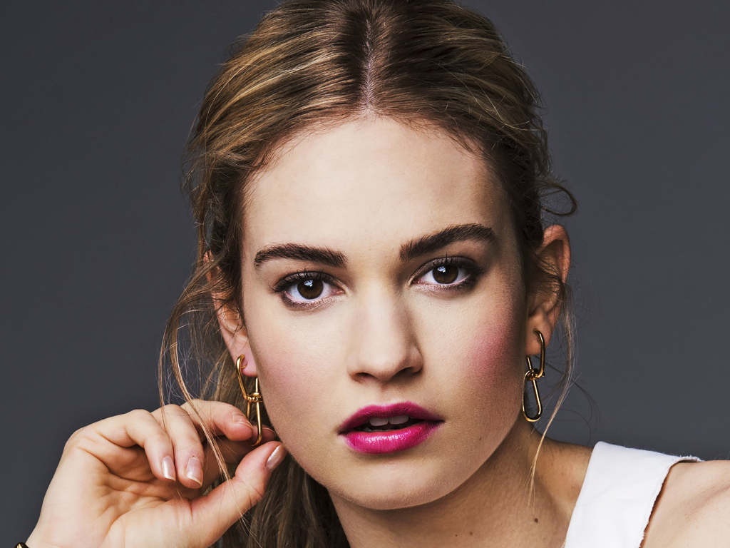 Эффектная девушка актриса Лили Джеймс