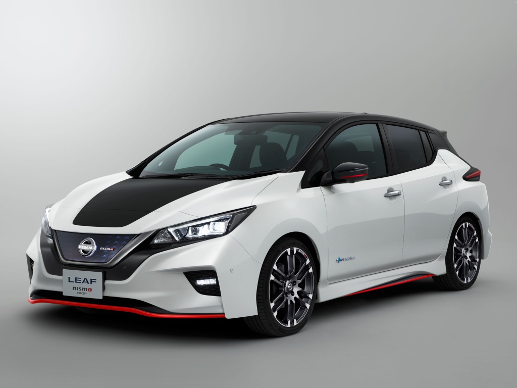 Электромобиль  Nissan Leaf Nismo на сером фоне