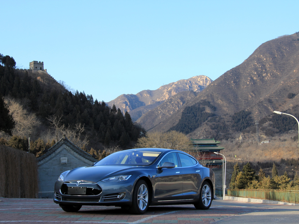 Электромобиль Tesla Model S, цвет серебристый металлик 