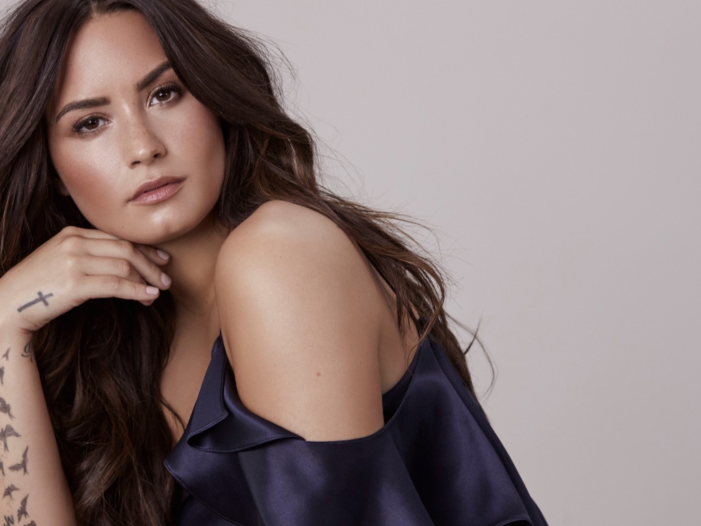 Знаменитая актриса, певица Деми Ловато фото на сером фоне