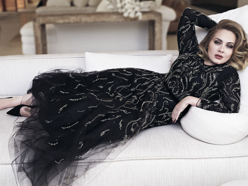 Девушка певица Адель в красивом черном платье 