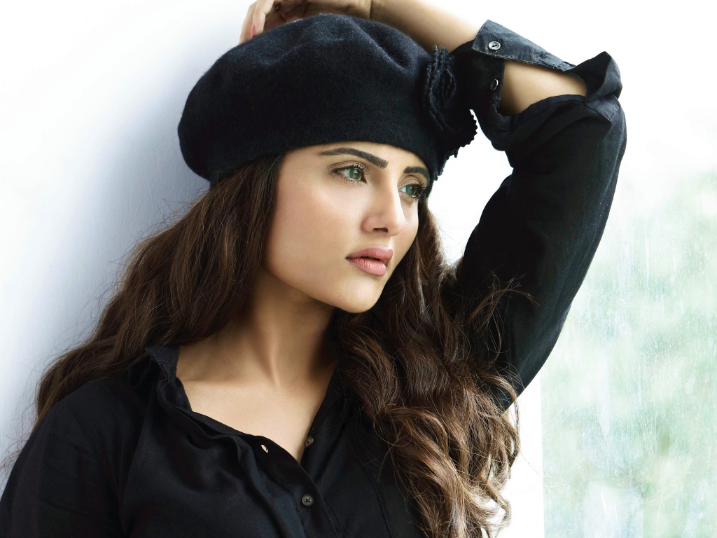 Индийская актриса Акза Бхатт в черном берете