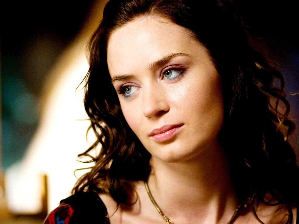 Популярная актриса, брюнетка Эмили Блант