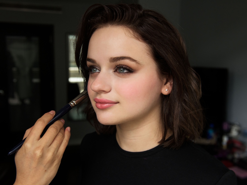 Подготовка к съемкам актрисы Джои Кинг