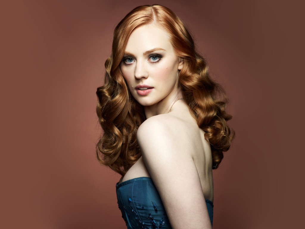 Рыжеволосая актриса Дебора Энн Уолл 