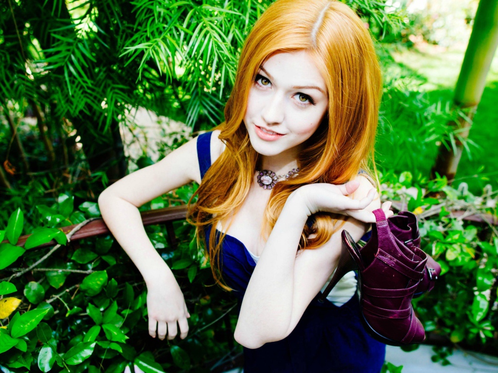 Рыжеволосая девушка, актриса Кэтрин Макнамара