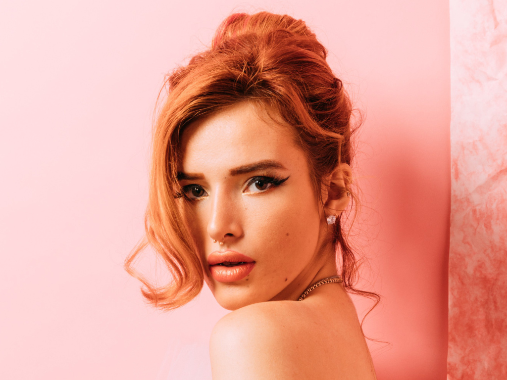 Рыжеволосая молодая девушка актриса Белла Торн