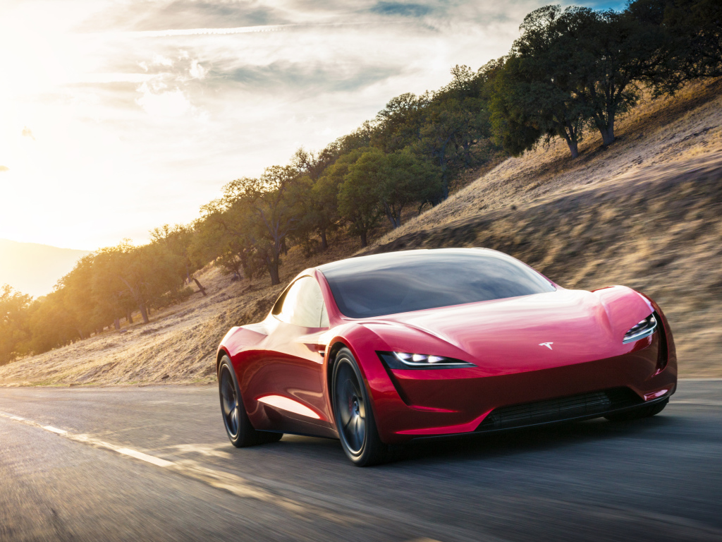 Красный электромобиль Tesla Roadster, 2020 на трассе