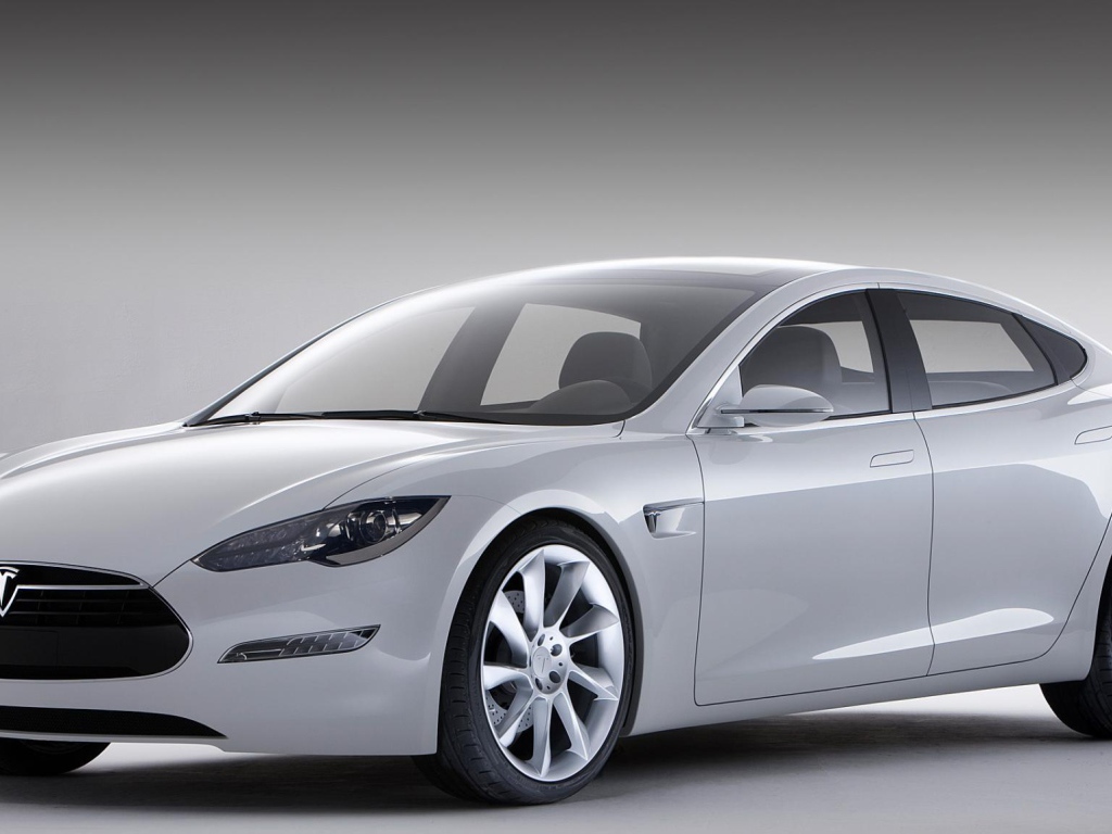 Серебристый электромобиль Tesla Model S