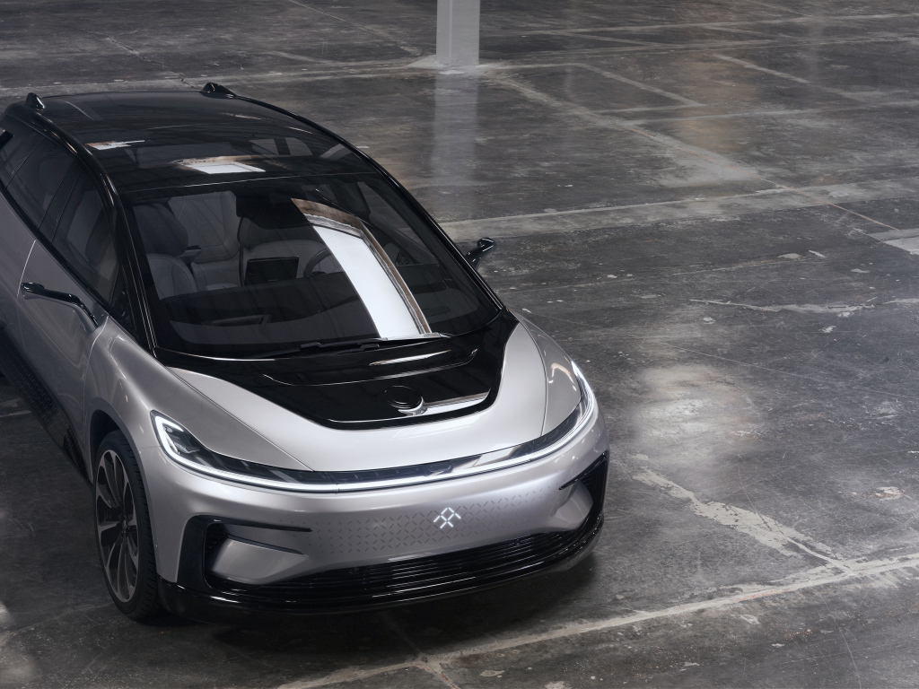Серебристый электрический автомобиль Faraday Future FF 91, 2017 года 