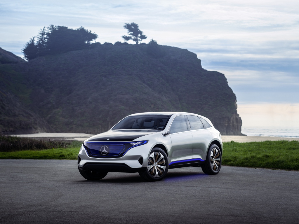 Серебристый электромобиль Mercedes Generation EQ у океана